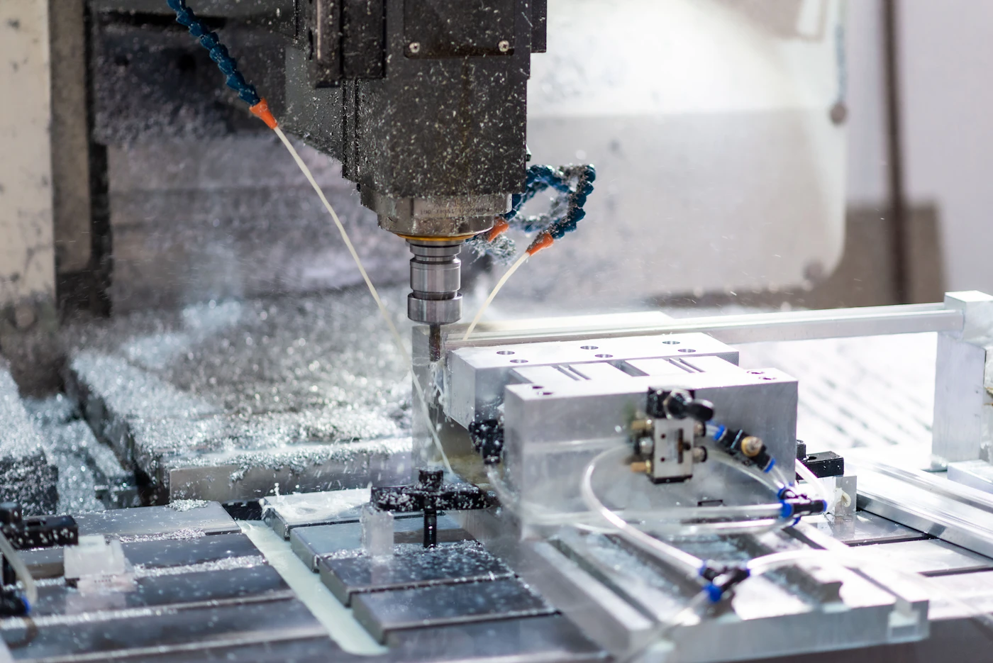 Machine CNC en cours d'usinage dans un environnement industriel de précision