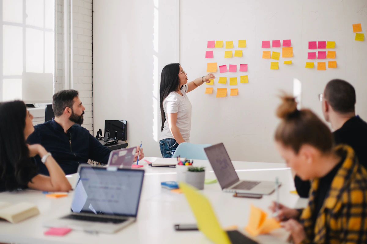 Équipe travaillant sur une stratégie marketing et acquisition