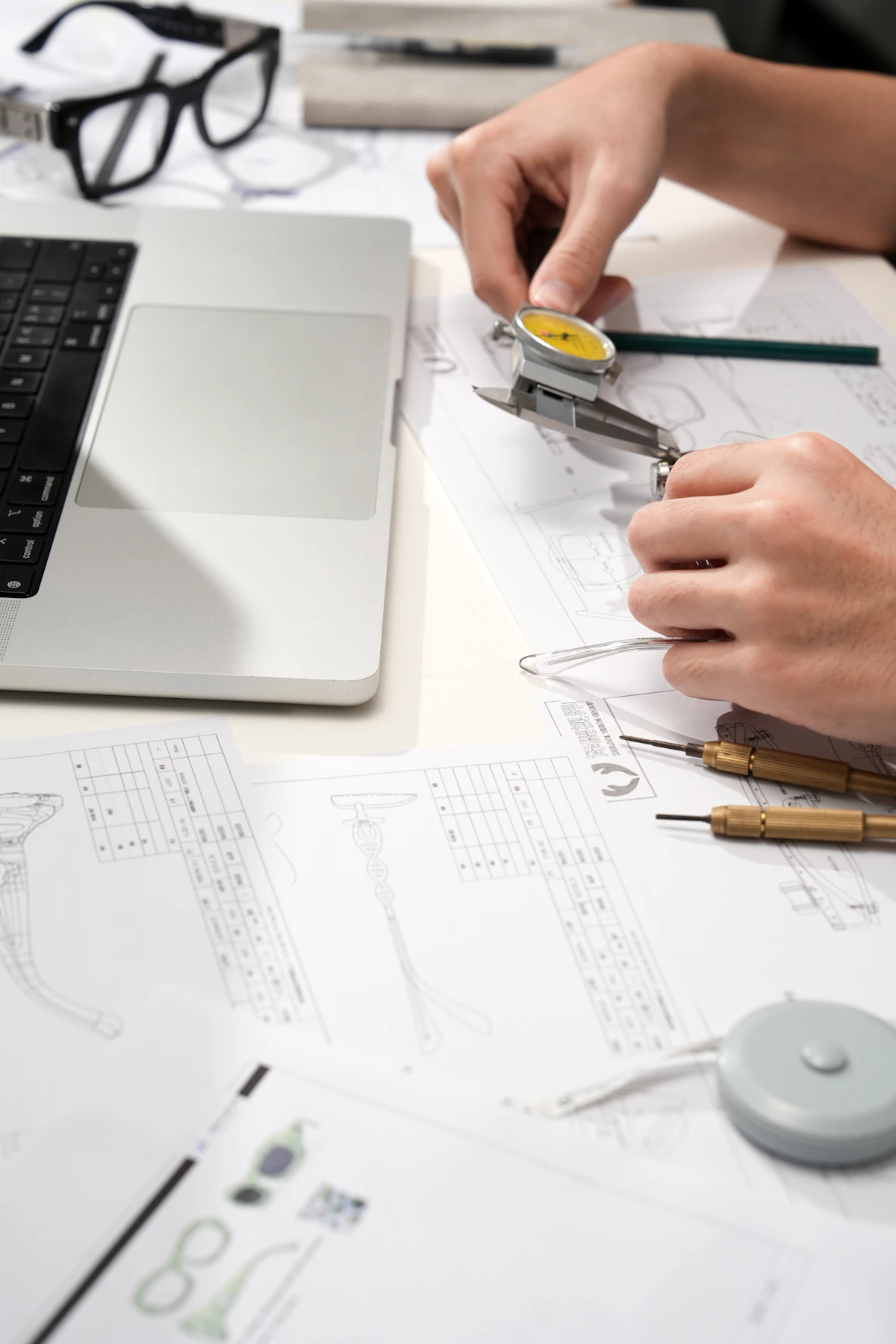 Croquis et outils de dessin sur plans techniques